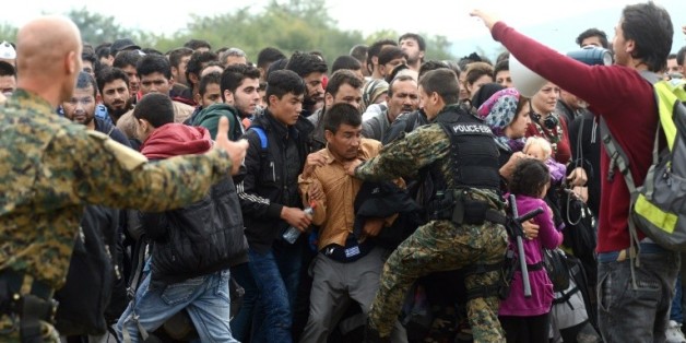 La police macédonienne tente de contenir le 18 octobre 2015 une foule de migrants au poste-frontière de Gevgelija, entre la Macédoine et la Grèce