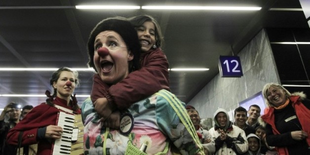 Des membres de l'association Nez rouges viennent divretir les migrants dans la gare de Vienne, le 15 octobre 2015