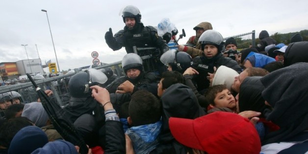 Des policiers face aux migrants qui affluent le 19 octobre 2015 à Trnovec à la frontière de la Slovénie et de la Croatie