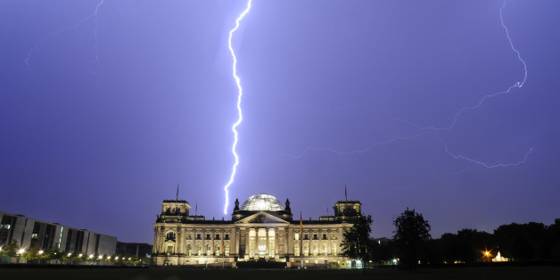 Reich, reicher, DAX-Vorstände - die Wirtschaftsbosse bekommen neben den Stars im Vergleich die höchsten Gehälter