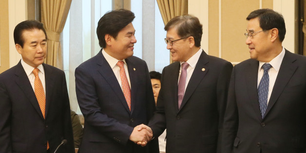 새누리당 원유철 원내대표와 정진엽 보건복지부 장관 등이 21일 국회 귀빈식당에서 열린 저출산 고령사회 기본계획 당정협의에서 악수하고 있다. 왼쪽 부터 나성린 민생119본부장, 원 원내, 정 장관, 김정훈 정책위의장. 2015.10.21