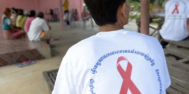 Ouverture du procès au Cambodge d'un médecin accusé d'avoir contaminé un village entier avec le virus du sida