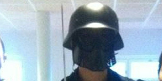 Cette photo, fournie à l'AFP par un élève, montre l'homme masqué et armé d'un sabre, juste avant son attaque dans une école suédoise à Trollhättan, le 22 octobre 2015