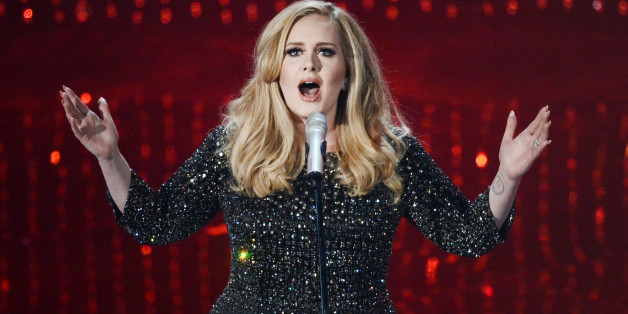 Eine Frau schreibt ihrem Ex und benutzt nur Songtexte von Adele