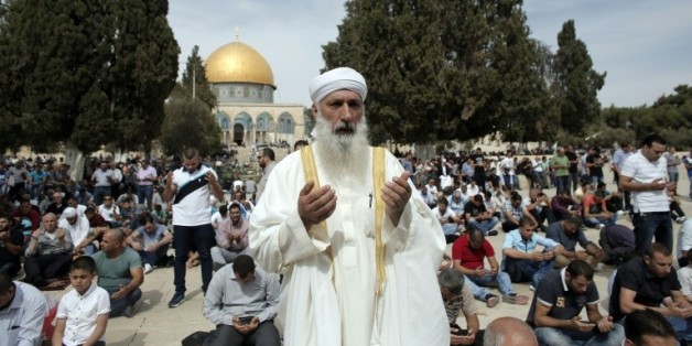 Des musulmans prient sur l'esplanade des Mosquées le 23 2015 à Jérusalem