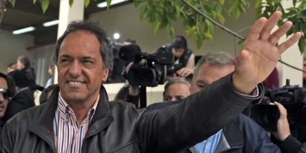 Le favori à l'élection présidentielle argentine Daniel Scioli salue ses partisans après avoir voté