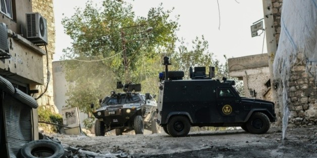 Les forces de sécurité turques patrouillent dans les rues de Diyarbakir, le 5 octobre 2015, ville du sud-est de la Turquie, à majorité kurde © AFP/Archives ILYAS AKENGIN