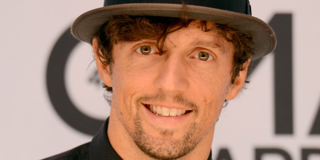 Jason Mraz arrives at the 47th annual CMA Awards at Bridgestone Arena on Wednesday, Nov. 6, 2013, in Nashville, Tenn. (Photo by Evan Agostini/Invision/AP)