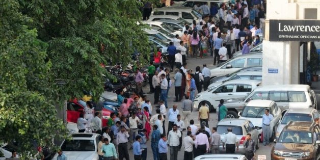 Des personnes attendent dans la rue, après des secousses sismiques ressenties à New Delhi, le 26 octobre 2015 en Inde