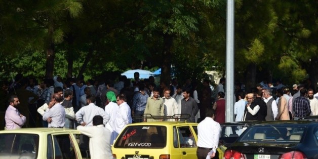 Des personnes attendent dans la rue après des secousses sismiques importantes, le 26 octobre 2015 à Islamabad, au Pakistan