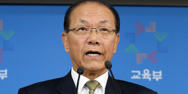 황우여 사회부총리 겸 교육부장관이 27일 오후 정부서울청사에서 한국사 교과서 국정화와 관련해 브리핑하고 있다.