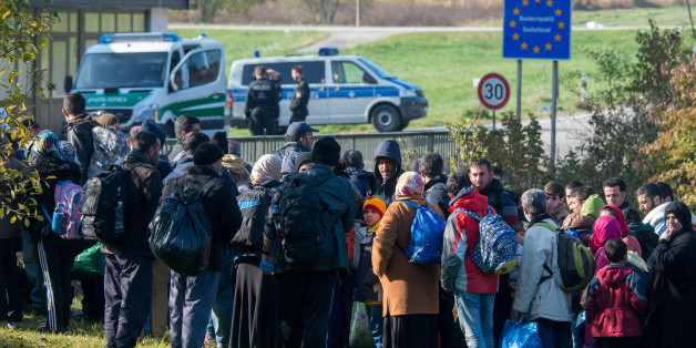 Flüchtlinge warten am 27.10.2015 an der Grenze in Österreich kurz vor Wegscheid (Bayern)
