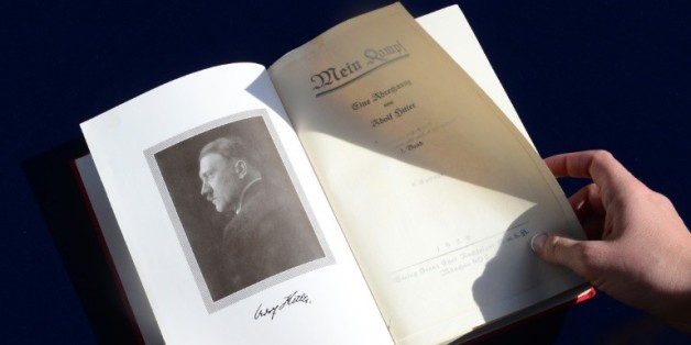 Un exemplaire de "Mein Kampf" signé par Hadolf Hitler lors d'une vente aux enchères à Los Angeles, le 25 février 2014