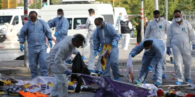 Des membres de la police scientifique recueillent des indices après un attentat suicide devant la gare d'Ankara, le 10 octobre 2015 en Turquie