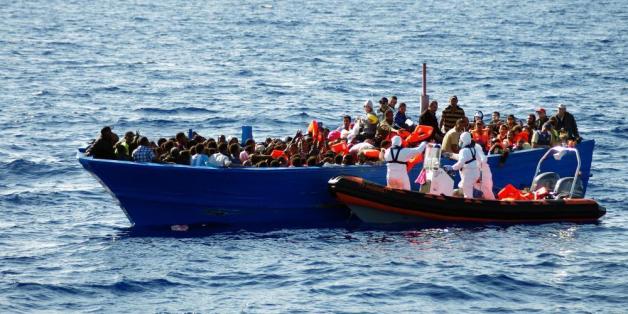 Des migrants sur une embarcation de fortune