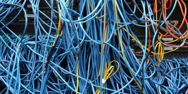Des câbles dans une salle de serveurs informatiques