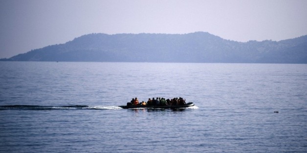 Des migrants sur un bateau près de l'île grecque de Lesbos le 19 octobre 2015