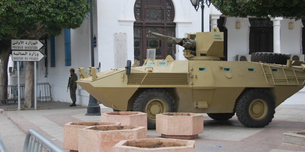 Las tanquetas del Ejército guardaban la Qasba, donde poco antes habÃa tenido lugar una acampada popular que logró la caÃda del primer gobierno de transición tras Ben Ali. Posteriormente tuvo lugar una segunda acampada en esta plaza, sede de varios ministerios.