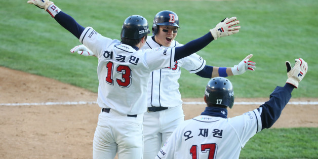 두산 정수빈(가운데)이 31일 서울 잠실야구장에서 열린 2015프로야구 한국시리즈 5차전 삼성라이온즈-두산베어스 경기 7회말 2사 1,3루에 우측 담을 넘긴 뒤 환호하며 홈인하고 있다.