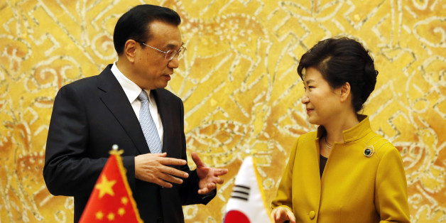 South Korean President Park Geun-Hye, right, talks with Chinese Premier Li Keqiang during a signing agreement following their meeting at the presidential Blue House in Seoul, South Korea, Saturday, Oct. 31, 2015. South Korean President Park Geun-hye and Chinese Premier Li Keqiang discussed trade issues Saturday, meeting one-on-one a day before their three-way summit with Japanese Prime Minister Shinzo Abe that aims to repair relations strained by historical and territorial matters. (AP Photo/Lee