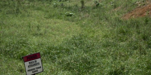 La pancarte "risque de noyade" à l'entrée de l'un des barrages qui approvisionne Rio de Janeiro à Xerem, au Brésil, le 30 octobre 2015