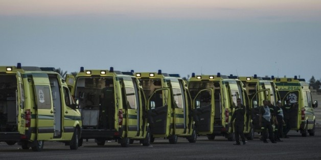 Des ambulances en Egypte, sur la base militaire de Kabret, le 31 octobre 2015, attendant les dépouilles des victimes du crash aérien dans le Sinaï