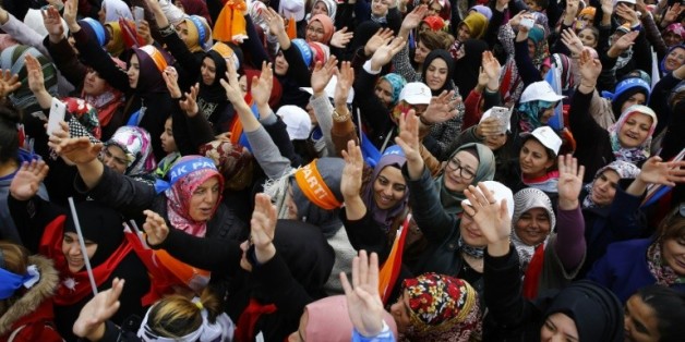 Les militants du parti au pouvoir AKP attendent l'arrivée du Premier ministre turc à Ankara le 31 octobre 2015
