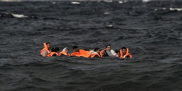 Des migrants arrivent sur l'île grecque de Lesbos, le 31 octobre 2015, après avoir traversé la mer Egé