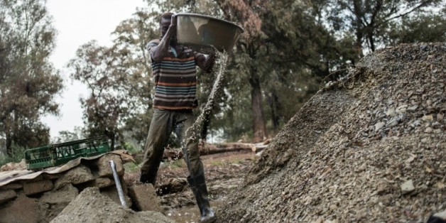L'un des nombreux mineurs illégaux, travaille le 2 octobre 2015 à la mine de Grootvlei à Springs