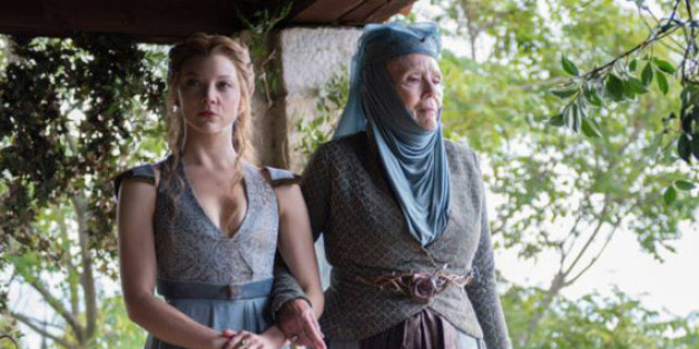 Olenna Tyrell (Diana Rigg, rechts) will ihre Enkelin Margaery (Natalie Dormer) beschützen
