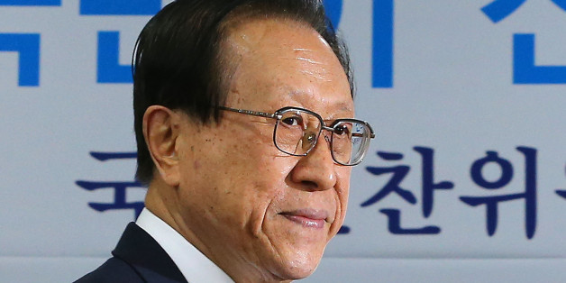김정배 국사편찬위원장이 4일 오전 서울 세종로 정부서울청사 브리핑룸에서 역사교과서 집필기준과 집필진 구성에 관한 기자회견을 하기 위해 입장하고 있다.