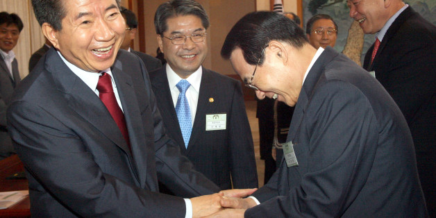 <em><center>노무현 대통령이 2007년 9월 5일 오전 청와대에서 열린 남북 정상회담 자문위원단 간담회에서 신분 노출 문제로 논란을 빚은 김만복 국정원장과 악수를 하며 웃음을 터뜨리고 있다. </center></em>