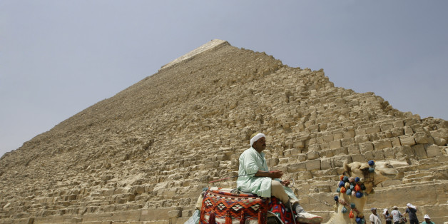 **ARCHIV**Archivbild vom 11. August 2008 zeigt Kamelfuehrer ,die Touristen ihre Dienste offerieren vor der grossen Pyramide von Gizeh. Wer die Pyramiden von Gizeh schon einmal besucht hat, kennt die Szene bestens: Haendler verfolgen Touristen auf Schritt und Tritt, um ihnen Souvenirs zu verkaufen. Kameltreiber bestehen darauf, dass man auf ihren Tieren reiten sollte, und Moechtegern-Reisefuehrer meinen, einem alles zeigen zu muessen, was man auch selbst sehen kann. Aber damit soll bald Schluss sein. Die aegyptische Behoerde fr Altertuemer hat jetzt einen Plan vorgestellt, das Gelaende zu umzaeunen und sicherer sowie touristenfreundlicher zu machen. (AP Photo/Nasser Nasser,fls) --An Egyptian camel rider waits for customers at the site of the ancient Giza Pyramids in Cairo, Egypt Monday, Aug. 11, 2008. The monuments may be glorious, but visiting Egypt's famed Giza Pyramids has long been a nightmare, with hawkers peddling camel rides and pharaonic trinkets, hustling tourists relentlessly at every turn. (AP Photo/Nasser Nasser)