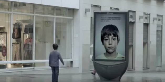 Kind vor Werbetafel