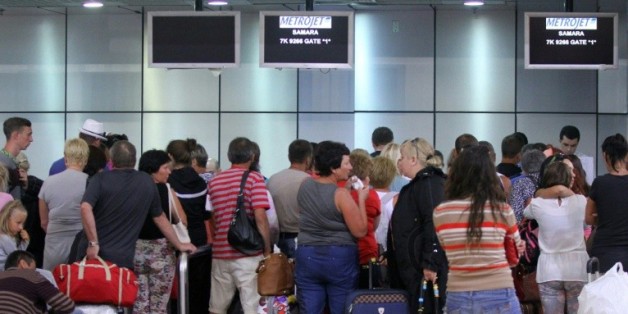 Des touristes attendent à l'aéroport de Charm el-Cheikh le 6 novembre 2015