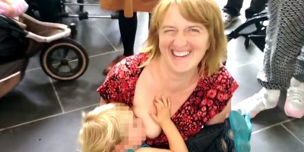 Sie wollte Flüchtlingen helfen. Doch dann wird diese stillende Mutter von Polizisten weggezerrt