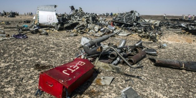 Des débris de l'avion A321 sur le site du Wadi al-Zolomat dans la péninsule du Sinaï le 1er novembre 2015