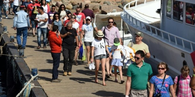 Des touristes se préparent à embarquer sur un bateau à Charm el-Cheikh le 7 novembre 2014