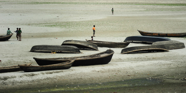 Le réchauffement climatique ferait basculer 100 millions de personnes dans la pauvreté (photo: des enfants dans le lit asséché d'une rivière en Inde)