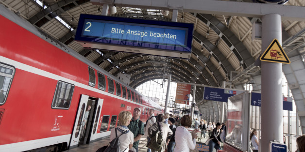 Billige Bahntickets im Netz sind für viele Kunden verlockend. Gegen das Schnäppchen-Portal "bahnheld.de" wird aber nun ermittelt.