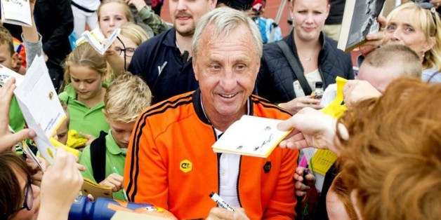 La légende Johan Cruyff signe des autographes, lors de la Journée dédiée à sa fondation