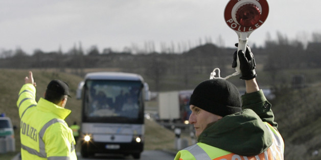 Polizeibeamte stoppen einen Bus am Donnerstag, 6. Februar 2008, bei Dresden. Beamte der Landespolizei, der Bundespolizei und des Zoll ueberpruefen am Donnerstag Fahrzeuge auf der Bundesautobahn A 17. Seit der Erweiterung des Schengen-Raumes am 21. Dezember 2007 und dem damit verbundenen Wegfall der Grenzkontrollen arbeiten die Beamten vor allem mobil in einem Umkreis von 30 Kilometer bis zur Staatsgrenze. (AP Photo/Matthias Rietschel) Police officers stop a bus on the motorway A 17 near Dresd
