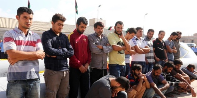 Des migrants arrêtés avant de tenter de traverser la Méditerranée dans un centre de rétention le 4 novembre 2015 à Tripoli