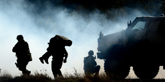Bundeswehrsoldaten üben am 10.10.2014 in Bergen (Niedersachsen) während der Informationslehrübung «Landoperationen» die Bergung eines Verletzten.