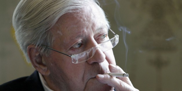 Altkanzler Helmut Schmidt raucht am Freitag, 30. April 2010, in Hamburg, nachdem er im Auftrag des griechischen Parlamentspraesidenten Philippos Petsalnikos eine Auszeichnung fuer Parlamentarismus und Demokratie erhalten hat. Die Auszeichnung von der Stiftung des griechischen Parlaments wird alljaehrlich an herausragende internationale Persoenlichkeiten aus Politik, Kunst und Kultur vergeben. (apn Photo/Axel Heimken) Former German chancellor Helmut Schmidt smokes after he has been awarded for