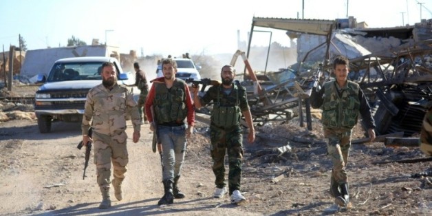 Des soldats gouvernementaux syriens près de la base militaire de Kweyris, dans la province d'Alep, le 10 novembre 2015