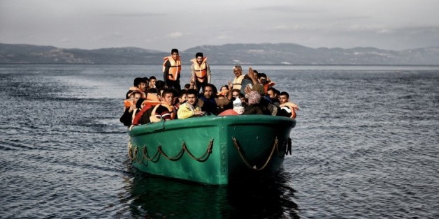 Une embarcation de migrants arrive sur l'île de Lesbos en Grèce, le 10 novembre 2015