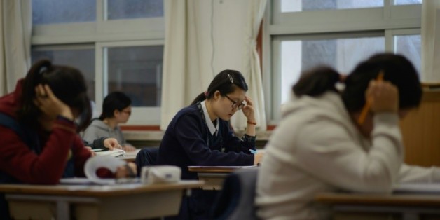 Des lycéennes sud-coréennes passent les examens annuels d'entrée dans les universités, le 12 novembre 2015 à Séoul