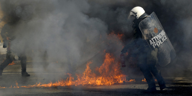 Des jets de cocktails Molotov ont émaillé les manifestations à Athènes, ce 12 novembre.