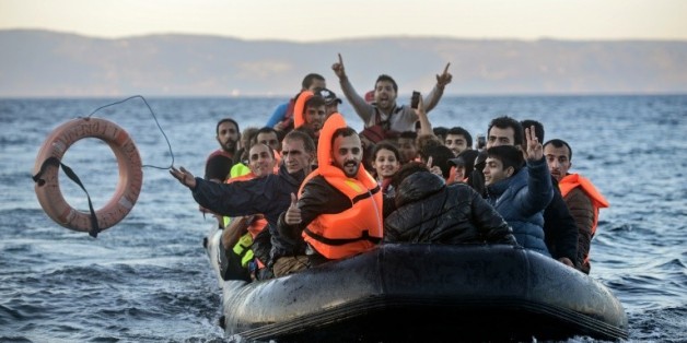 Des migrants arrivent sur l'île grecque de Lesbos en provenance de Turquie le 12 novembre 2015